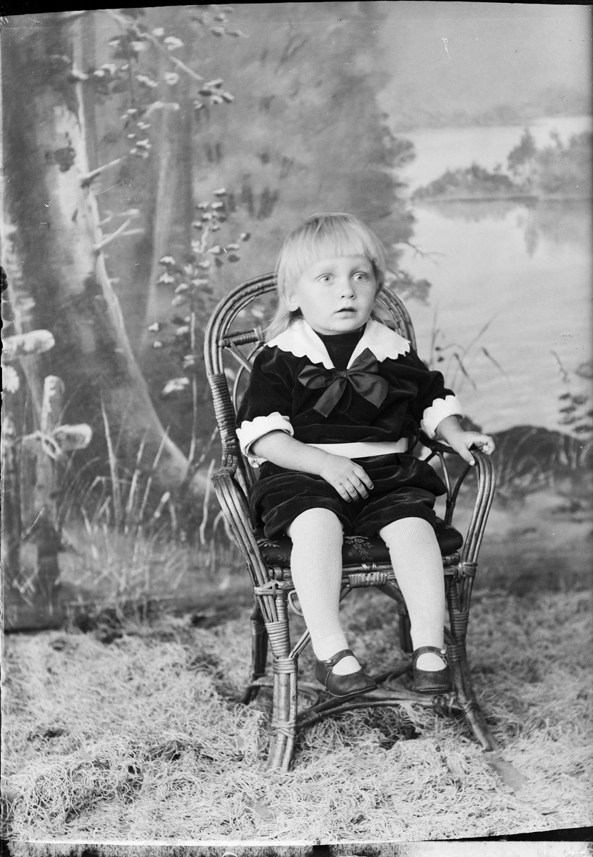 Skötsner-Edhlund, Ateljé Portrait - Children of Anna Pettersson from Elvisjö, Börstil parish, Uppland 1922