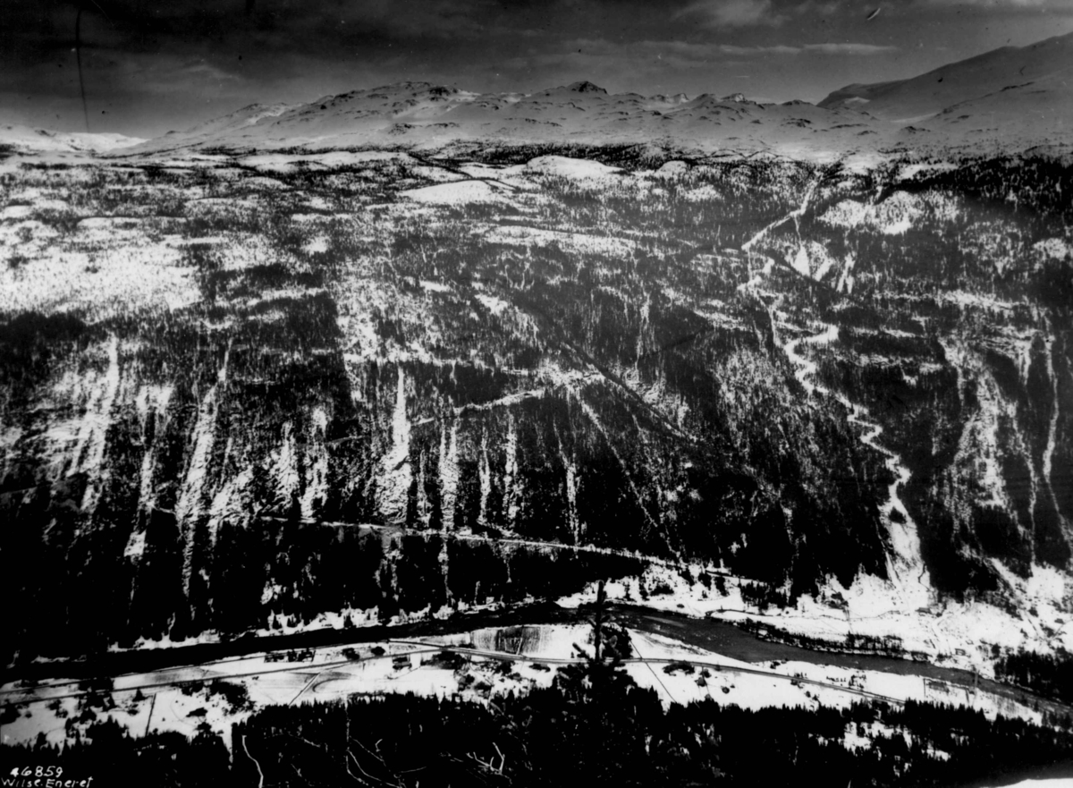 Anders Beer Wilse, Landskap med fjellside med skog og slalåmbakke i Rjukan.