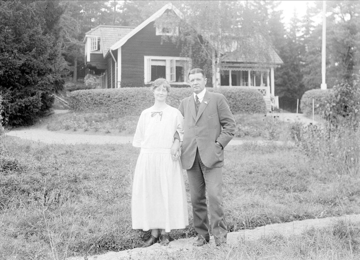 Ossian Wallin, Anna and Carl Z Haeggström at the Summer House in Marielund, Funbo parish, Uppland.