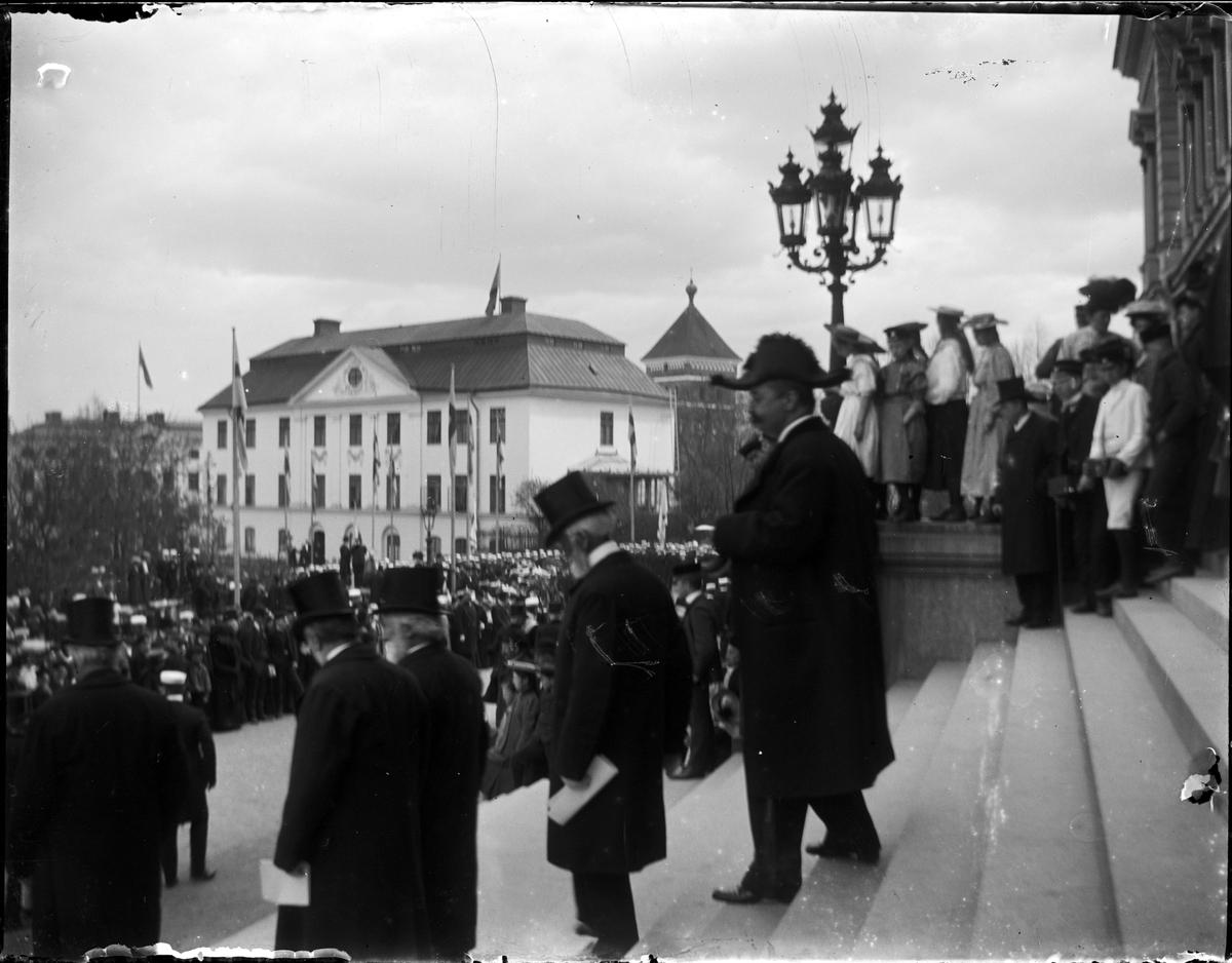 Okänd,, Herrar i hög hatt på Universitetshusets trappa, Uppsala