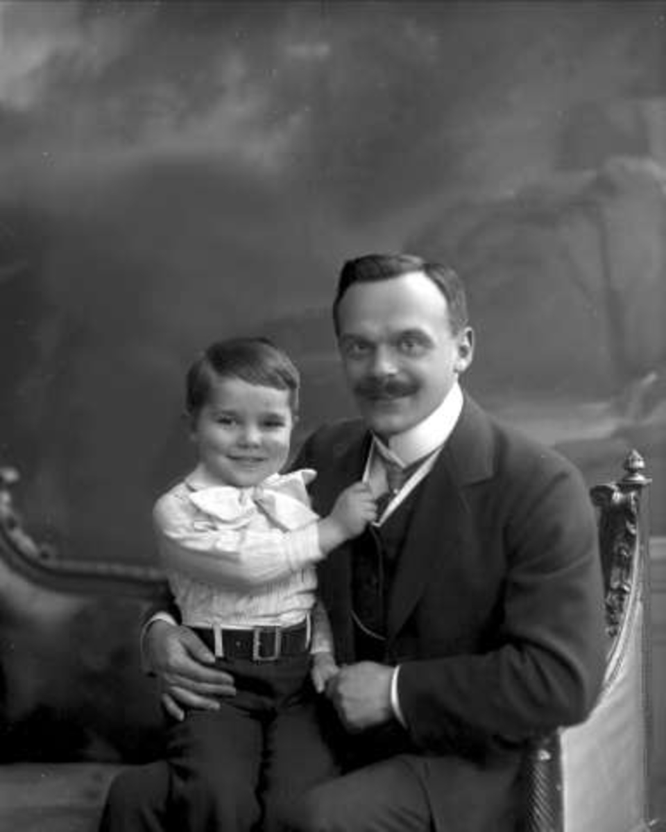 Gustav Borgen, Gruppeportrett, far og sønn. Herr Haucherg.