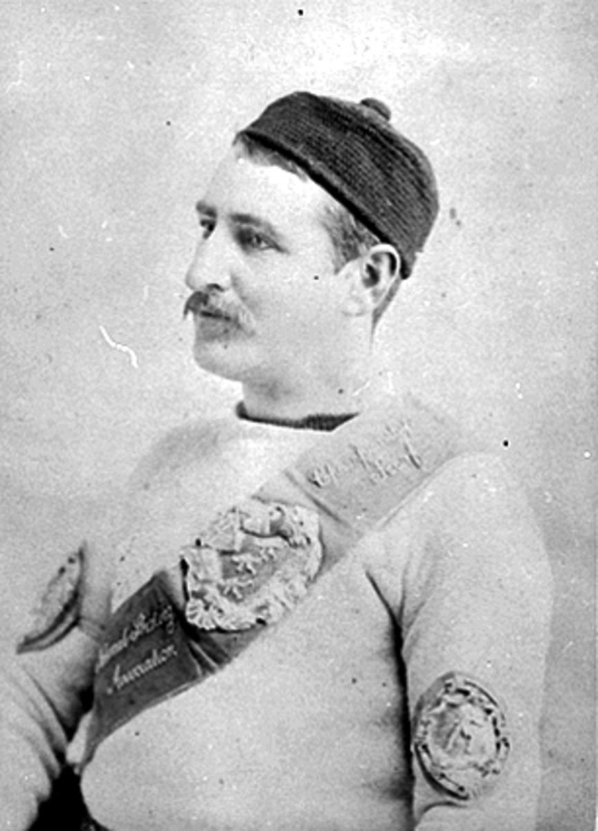 Anno Domkirkeodden, PORTRETT SKØYTELØPER MED CHAMPIONSHIP SCARF, JAMES SMART