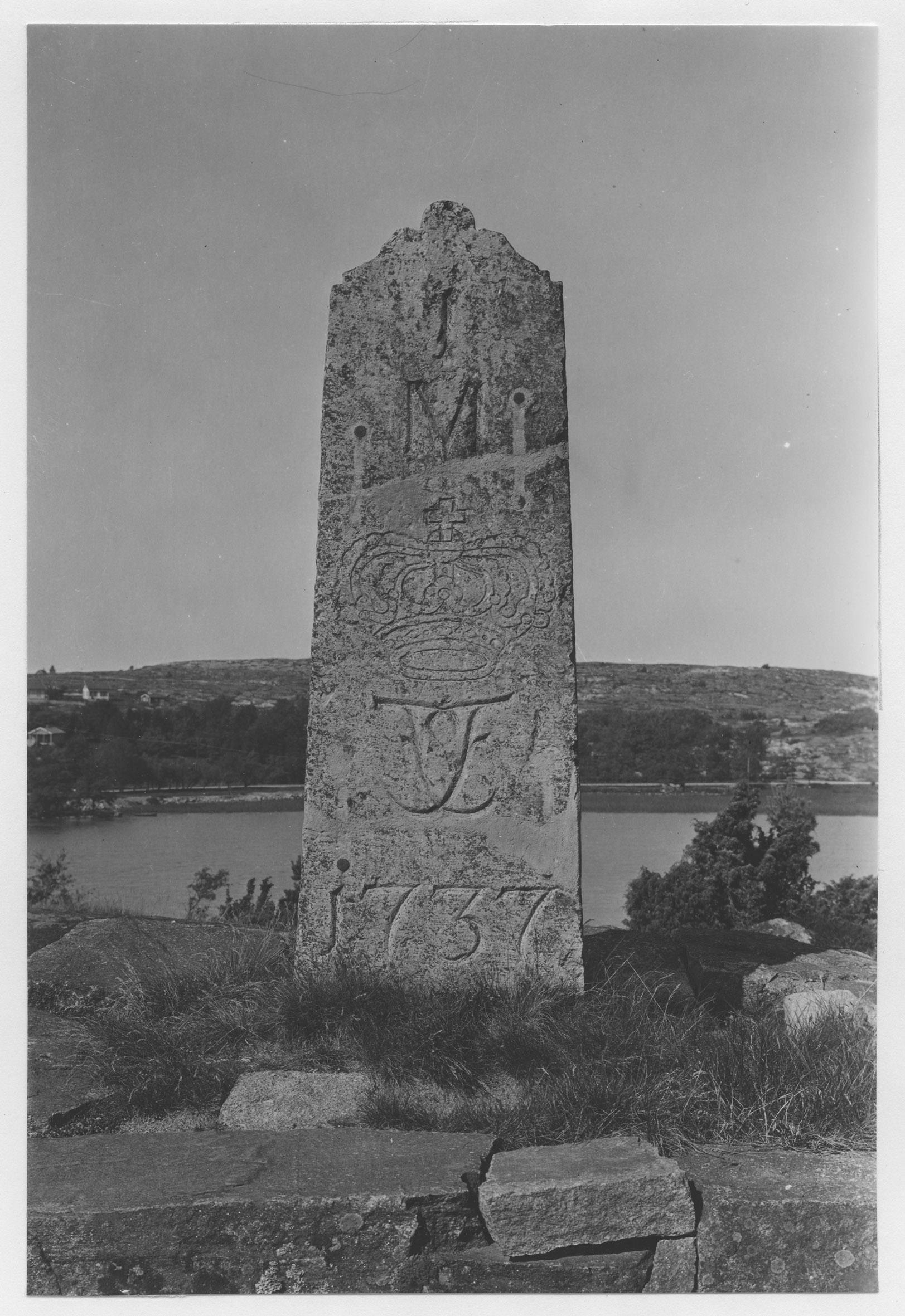 Mårten Sjöbeck, Tjärnö socken, vägmärke i sten, årtal 1737