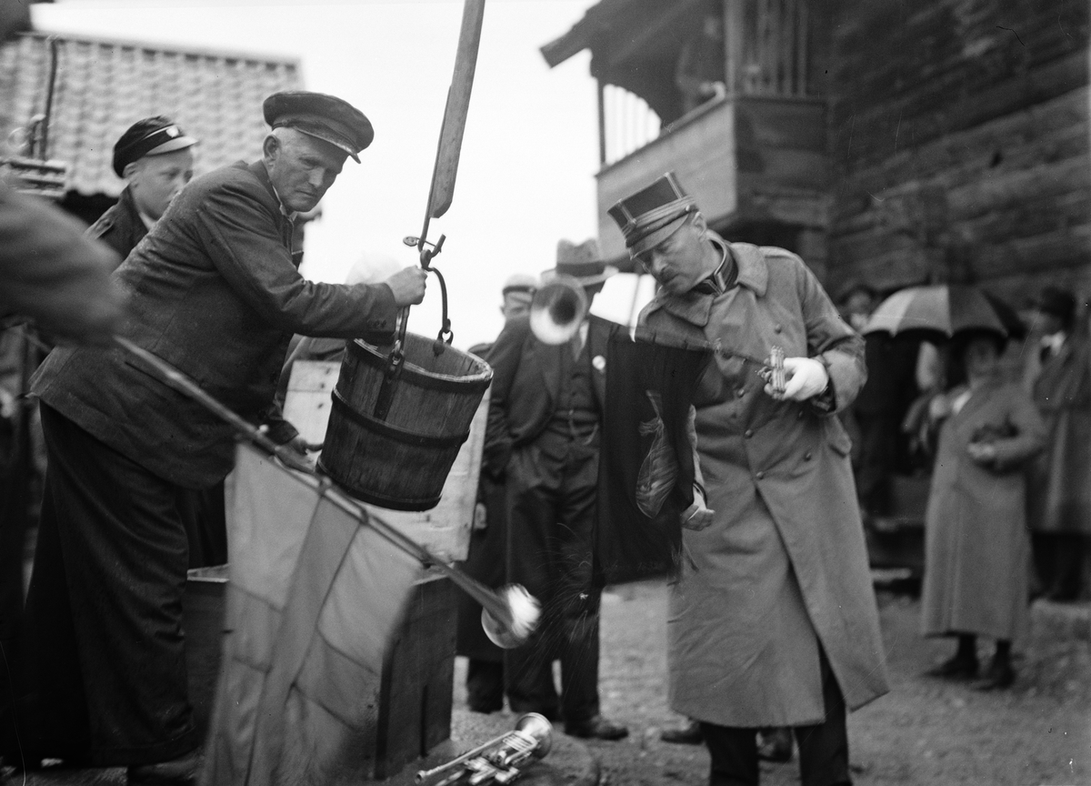 Paul Sandberg, Man med vattenhink, sannolikt i samband med Upplands fornminnesförenings utlfykt till Tierps hembygdsgård, Tierp, Uppland 1936