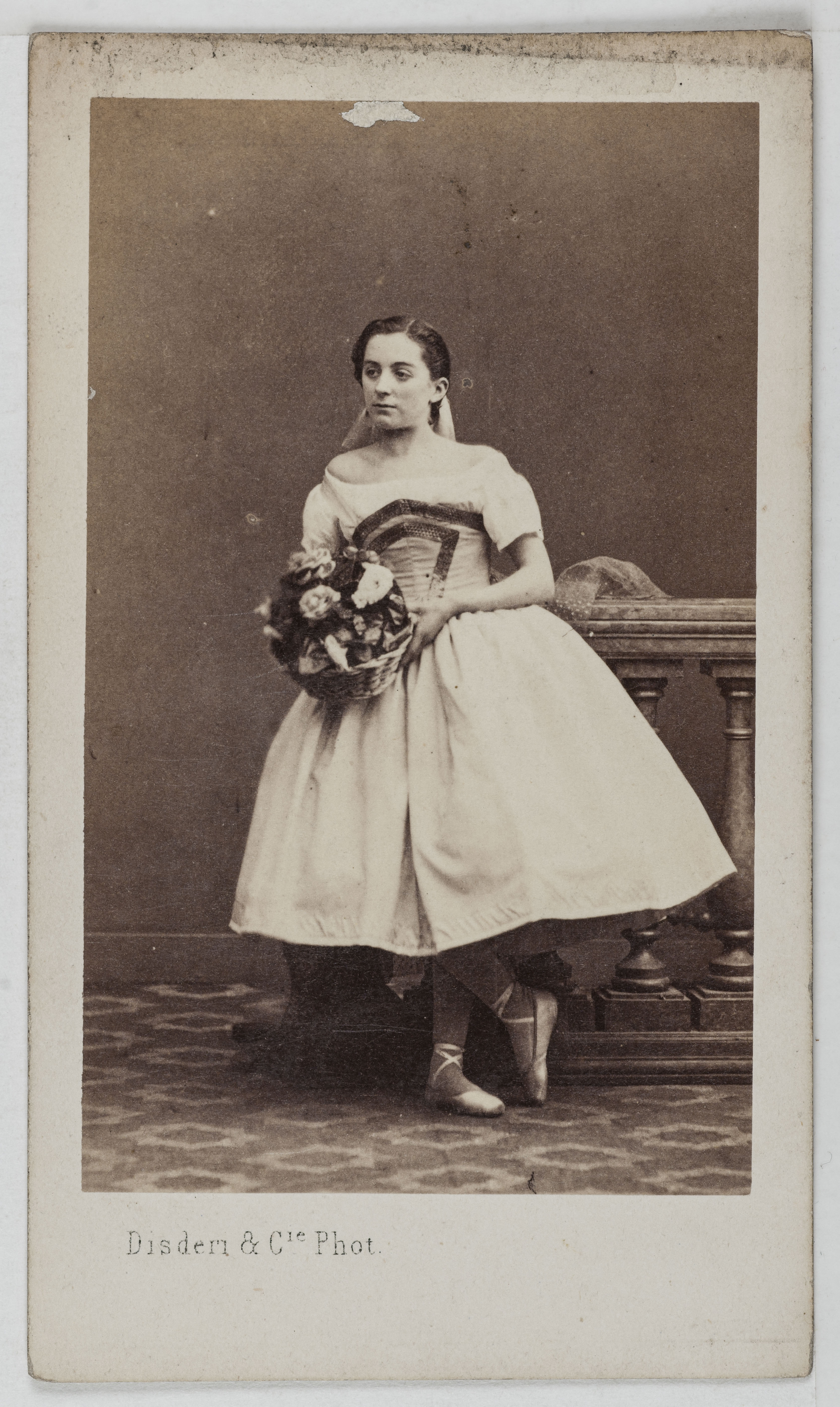 Disderi & Cie, Portrait de Parent, danseuse au Théâtre des Bouffes Parisiens et au Théâtre de la Porte Saint Martin.
