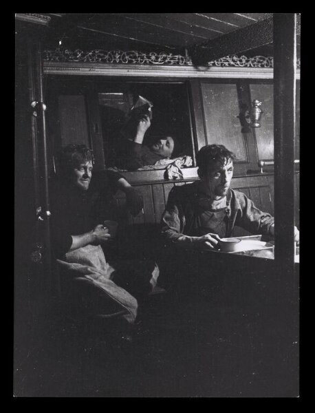 Hardy, Bert, AT SEA WITH THE WAR-TIME TRAWLERMEN