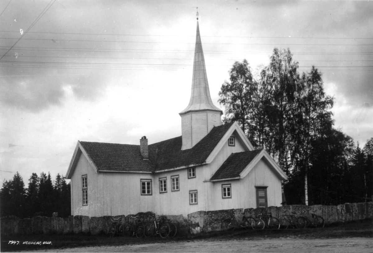 Hermann Christian Neupert, Flesberg kirke, Numedal, Buskerud. 1930. Kirkegård. Gravsteiner. Trær
