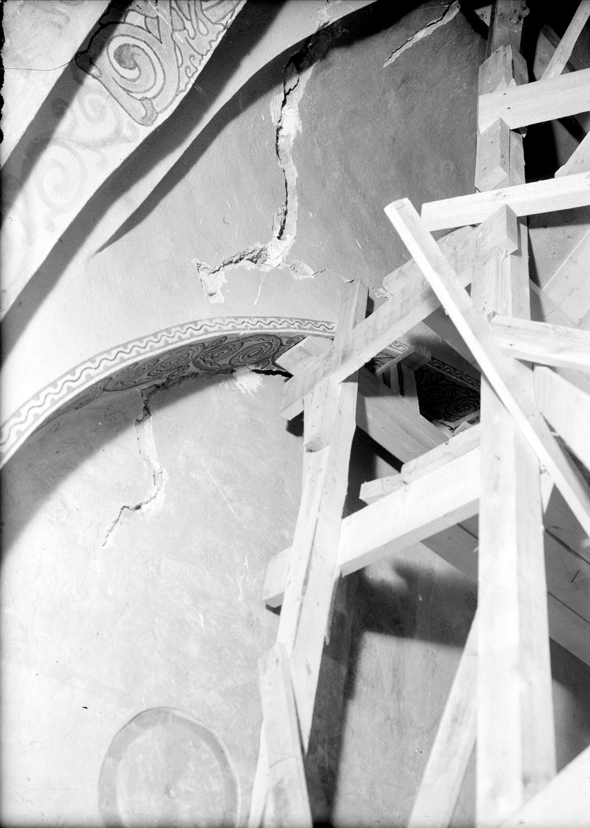 Okänd,, Sprickor i murverk, Alsike kyrka, Alsike socken, Uppland 1947