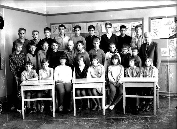 Sven Lindskog, Engelbrektsskolan, klassrumsinteriör, 27 skolbarn med lärare Gösta Swärd. Klass 6B, sal 2.