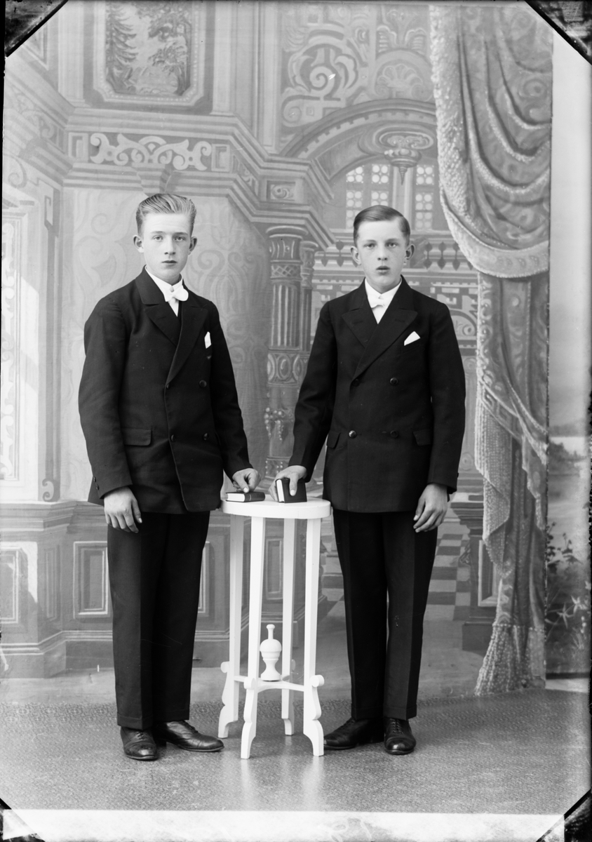 Skötsner-Edhlund, Två pojkar, Östhammar, Uppland