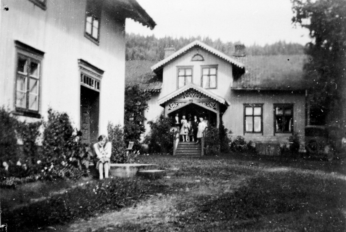 Anno Domkirkeodden, Inntunet på Løken vestre, Veldre, Ringsaker, hovedbygning og kårbolig.