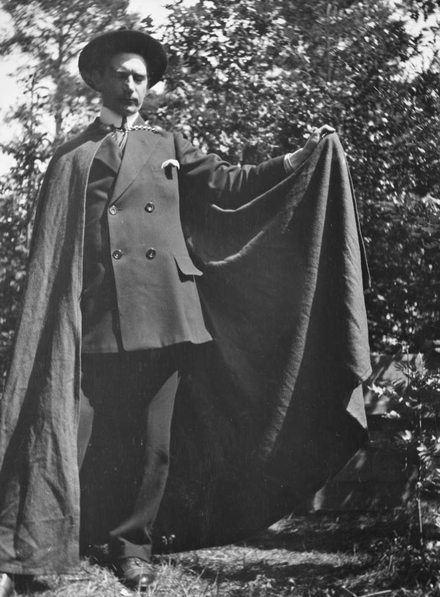 Unknown artist, Porträtt av en man iförd slängkappa. Han står som modell till John Bauers målning "Den helige Martin och tiggaren".