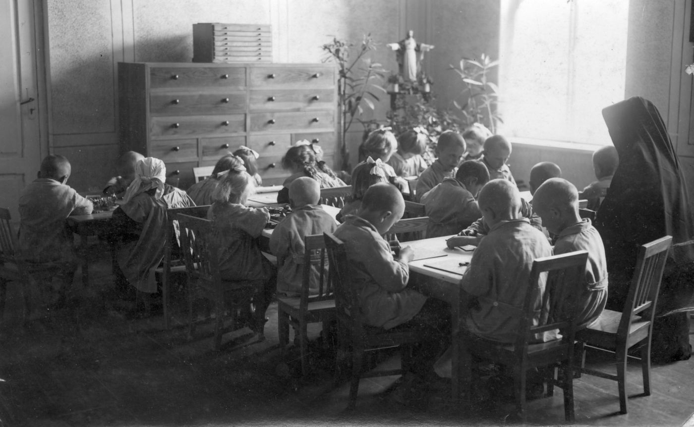 Juozas Daubaras, Vabalninko šv. Kazimiero seserų kongregacijos vienuolyno vaikų darželio auklėtiniai darbo kambaryje