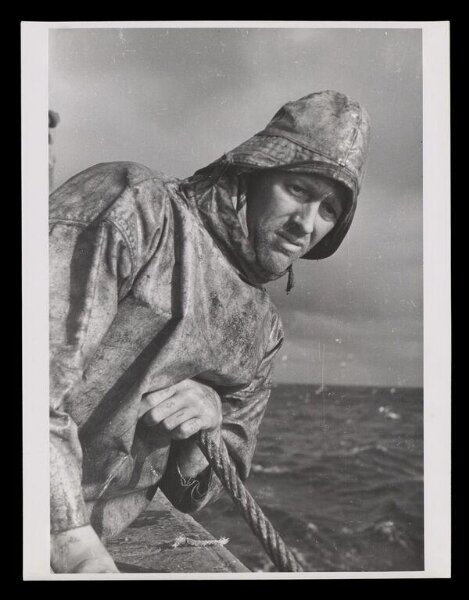 Hardy, Bert, AT SEA WITH THE WAR-TIME TRAWLERMEN
