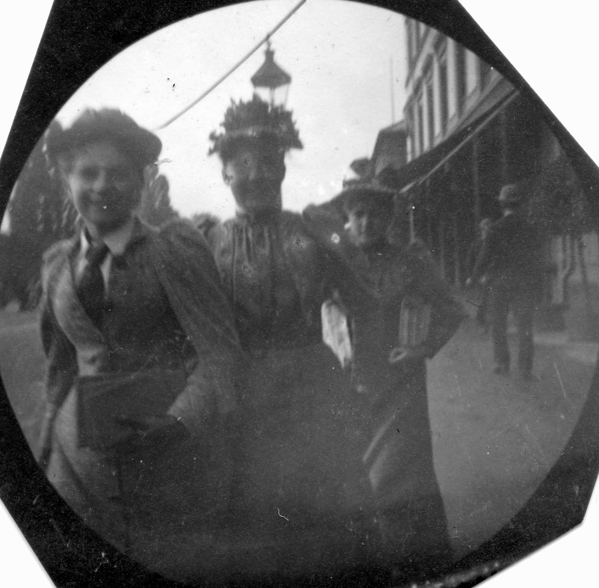 Fredrik Carl Mülertz Størmer, Tre kvinner i bygate, ant. Oslo. Bygårder bak.