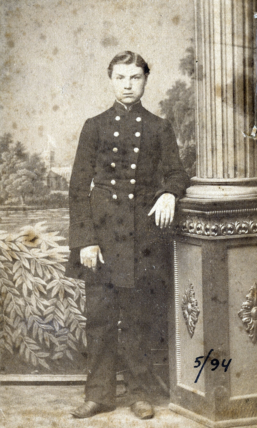Šachno Privalskio ir Hermano Ratkės fotoateljė, Uniformuoto jaunuolio, stovinčio prie kolonos, portretas