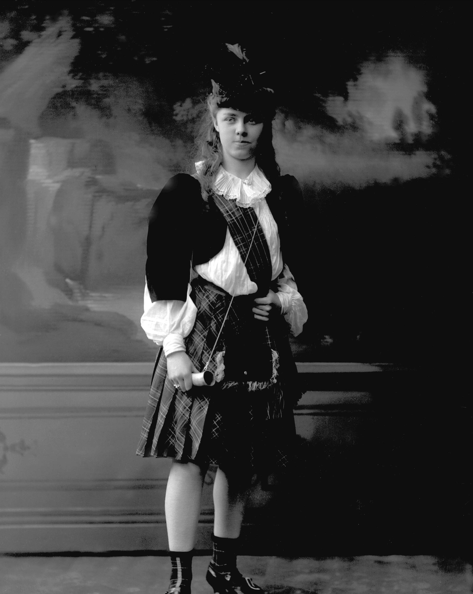 Gustav Borgen, Portrett, kvinne utkledd som skotte, i kilt eller tartan.