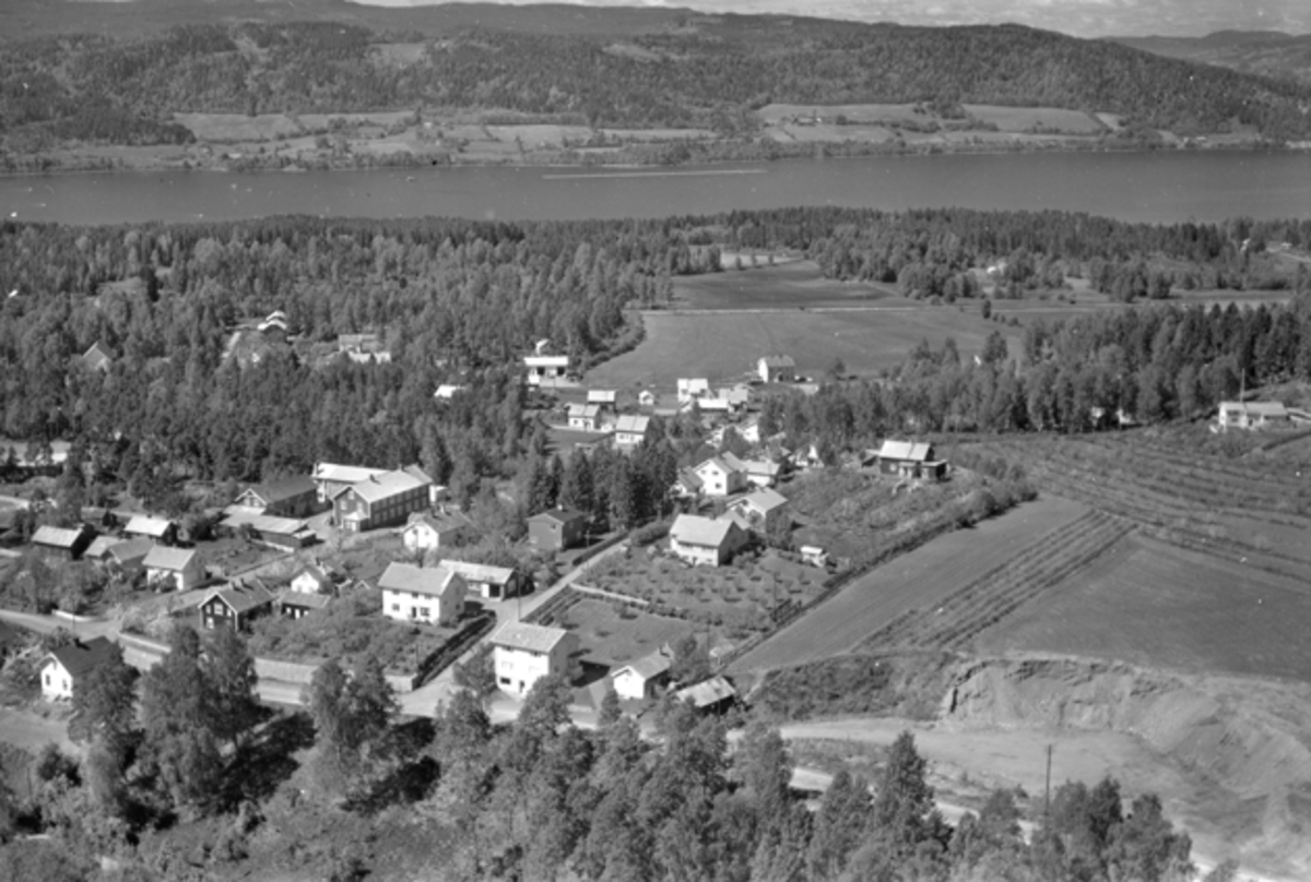 Widerøes Flyveselskap A/S, Flyfoto av Åsmarkvegen, Jensstuvegen og Bakkevegen, Moelv, Ringsaker.