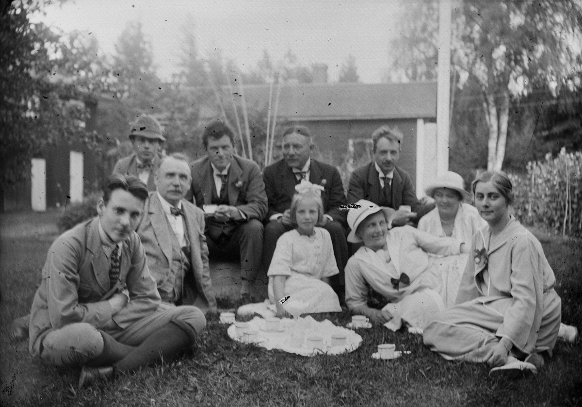 Okänd,, Ruben Liljefors med barn och vänner har kaffepaus ute på gräsmattan på gården, sannolikt Svensgården, Dalarna