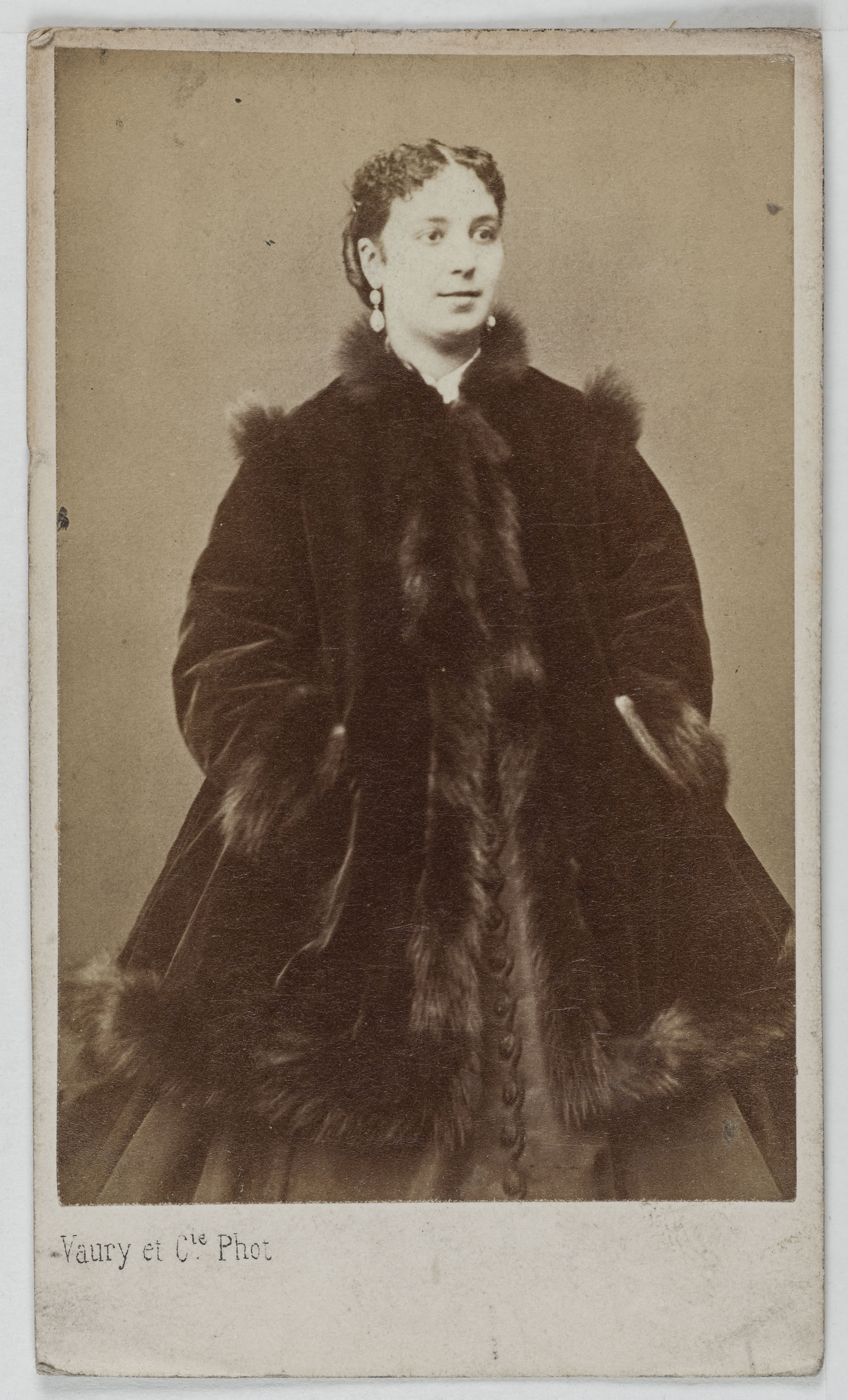 Vaury et Cie, Portrait d'Hortense Neveux, actrice de théâtre entre 1865 et 1876.