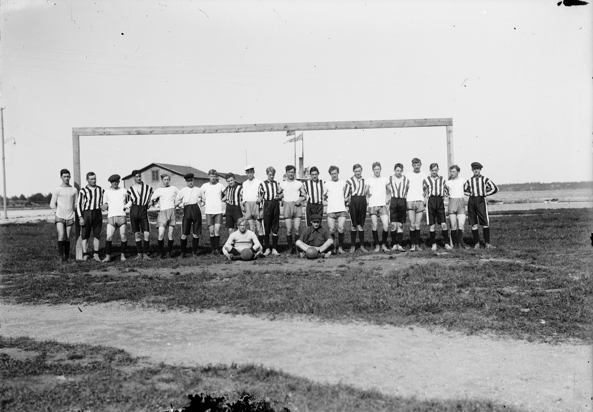 Skötsner-Edhlund, Fotbollsmatch mellan Östhammar och Gimo på Sjötorget i Östhammar, Uppland 1918