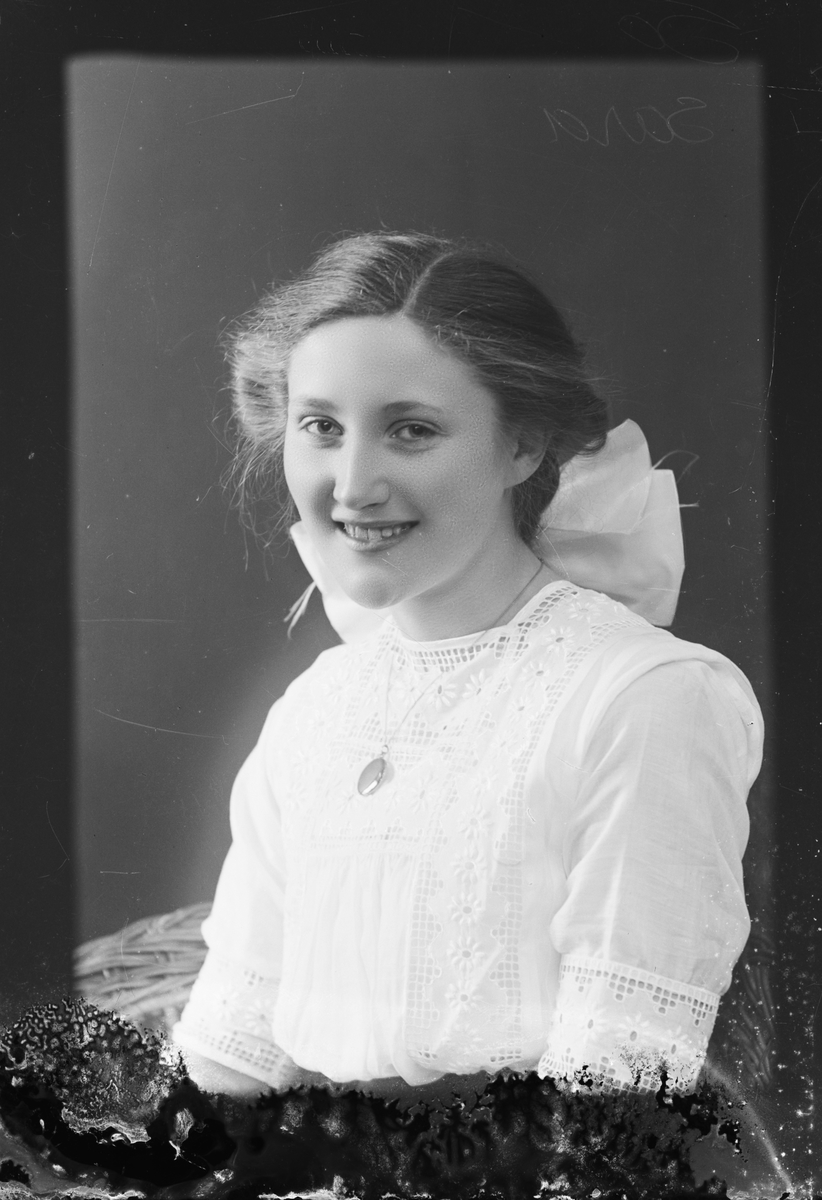 Skötsner-Edhlund, Ateljéporträtt - Sara Edhlund, Östhammar, Uppland