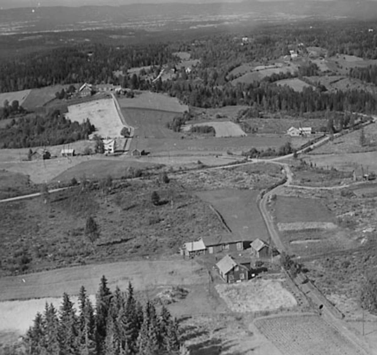 Widerøes Flyveselskap A/S, FLYFOTO NYBAK GARD, VALLSET