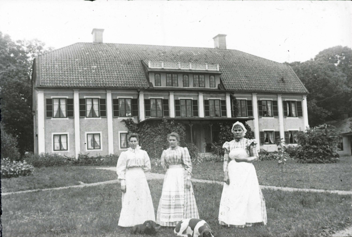 Johan Lundin, Kvinnor framför huvudbyggnaden på Hallkveds herrgård, Funbo socken, Uppland