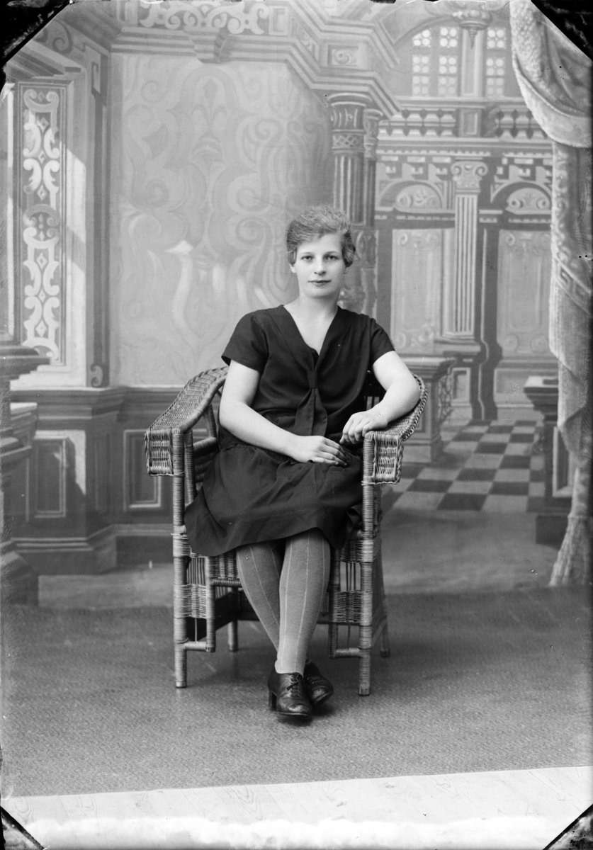 Skötsner-Edhlund, Ateljé Portrait - Gerda Mattsson from Harg, Uppland