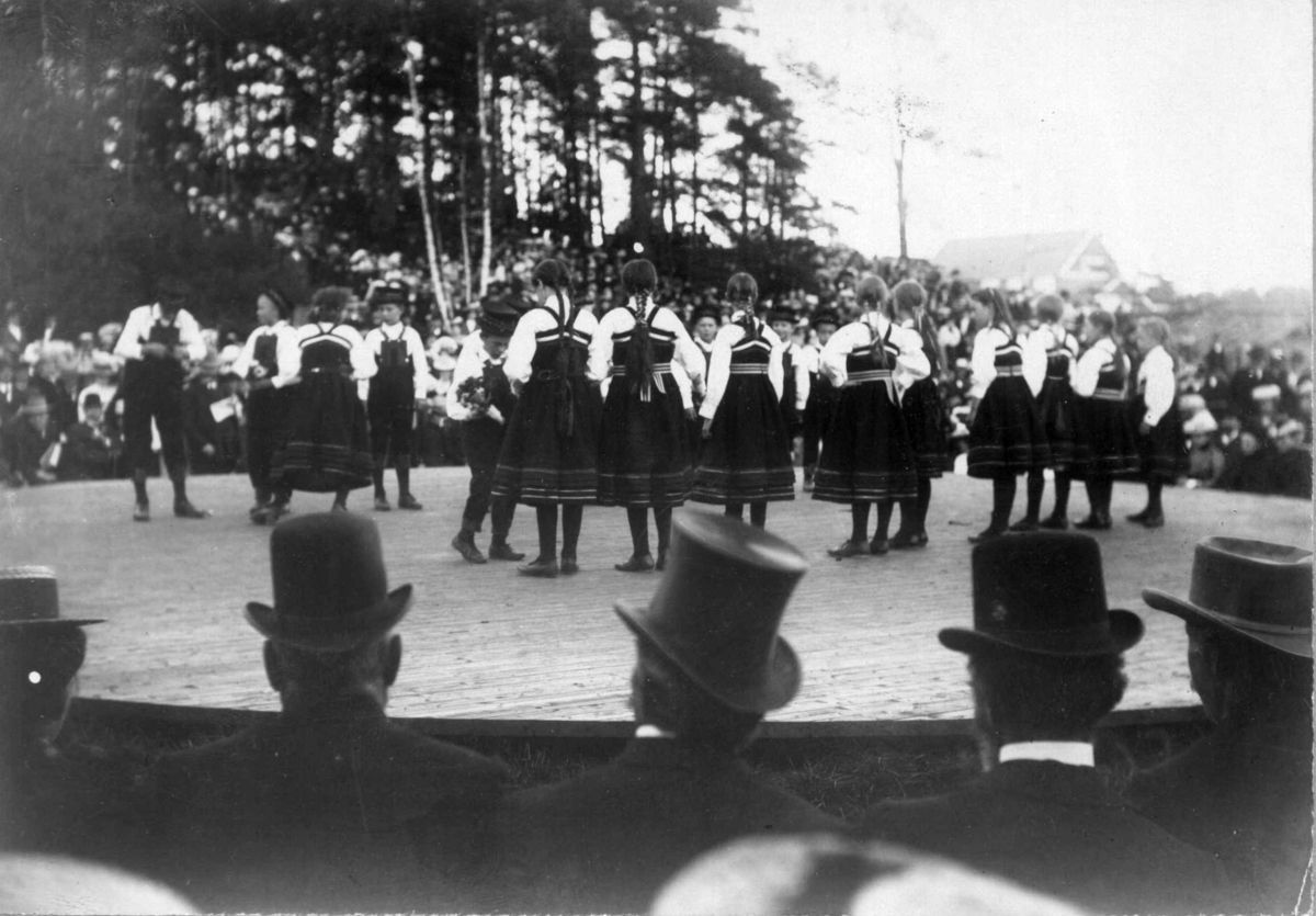 Narve Skarpmoen, Dans av "De små setesdøler", under ledelse av Nora Kobberstad, under høstfesten på Norsk Folkemuseum i 1902.
