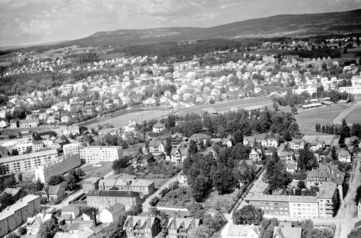 Widerøes Flyveselskap A/S, FLYFOTO, ØSTREGATE/CHRISTIESGATE, ØSTREGATE/SVERDRUPSGATE, ØSTREGATE/ WERGELANDSGATE, ØSTBYEN, MOT HAMAR STADION OG ROLSLØKKA