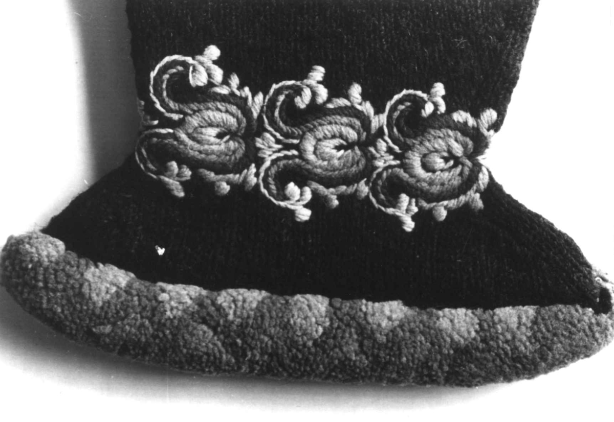 Anna Grostøl, Bø, Telemark 1940. Detalj av vott med rund fast frynse som er vevd og sydd sammen.