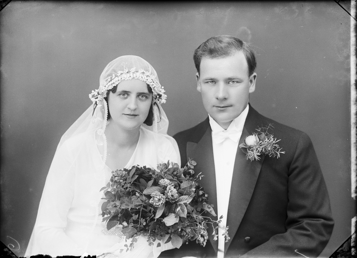 Skötsner-Edhlund, Ateljéporträtt - brudparet Andersson från Hjortnäs, Leksand, Dalarna