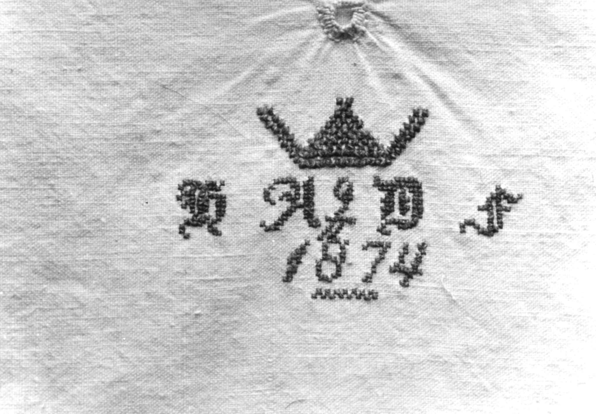 Anna Grostøl, Brodert monogram fra 1874. Brekken eller Røros, Sør-Trøndelag 1938.
