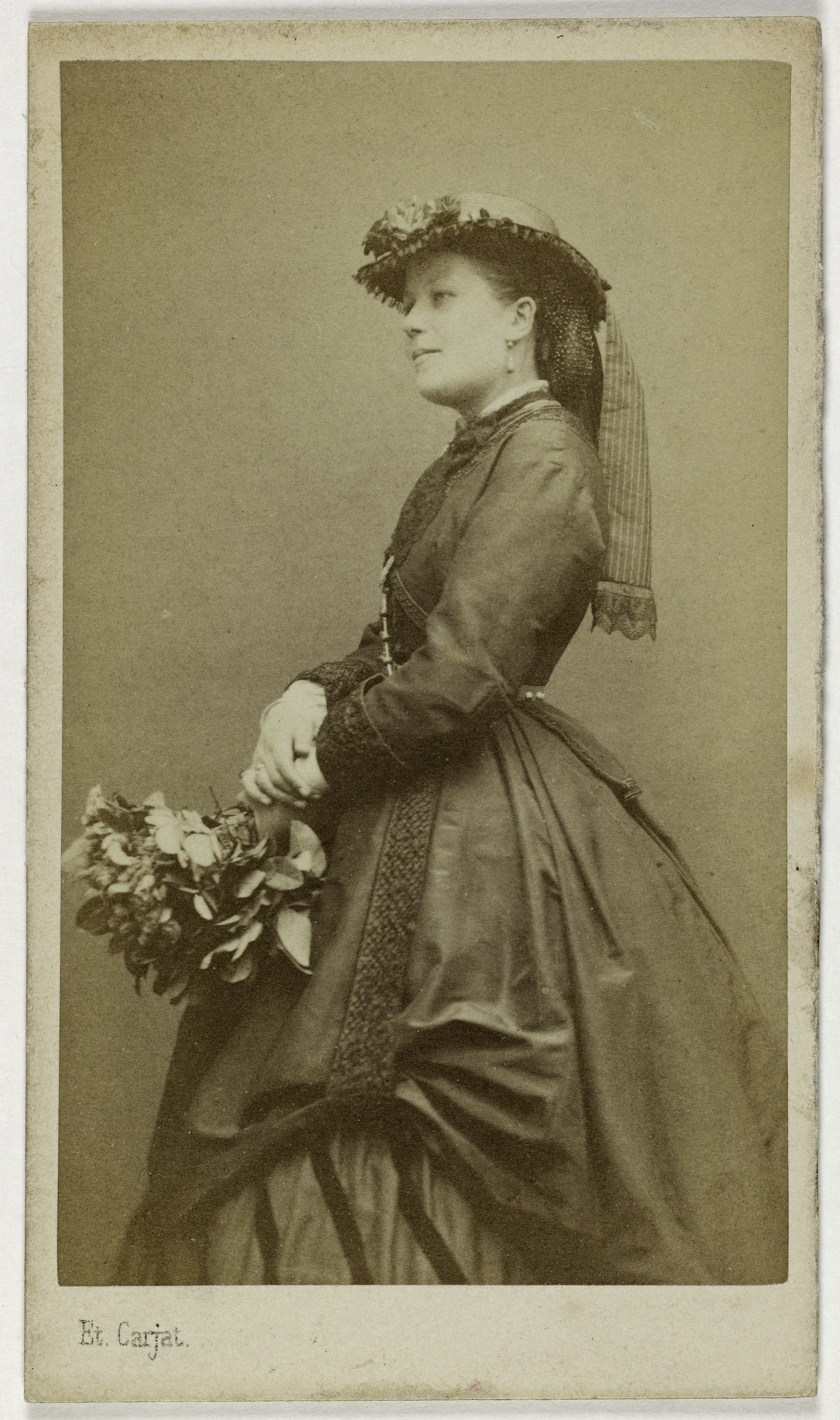 Carjat & Cie, Portrait d'Isabelle La Bouquetière (Isabelle Briaud, dite), (bouquetière de jockey club sous le 2nd Empire et jusqu'en 1875)