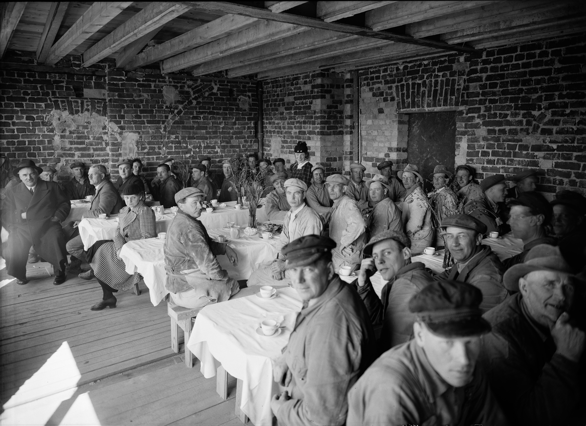 Paul Sandberg, Taklagskaffe med byggmästaren Anders Diös, Uppsala februari 1937