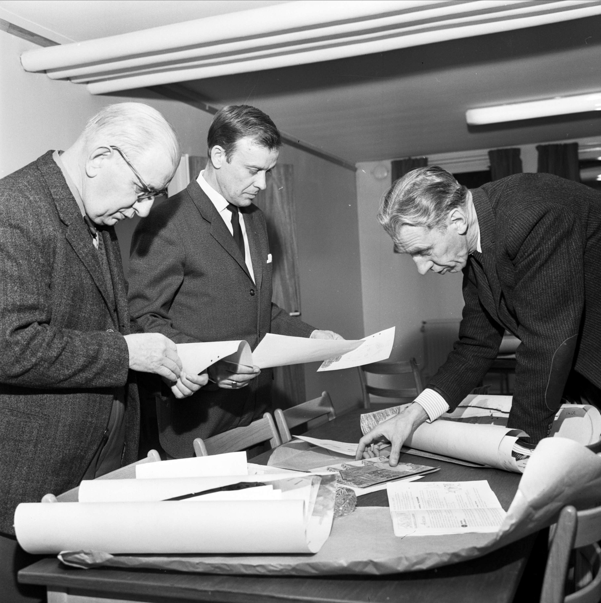Tierp Arbetarbladet, Three men watch drawings of “young cartoonists,” likely Tierp, Uppland, 1966