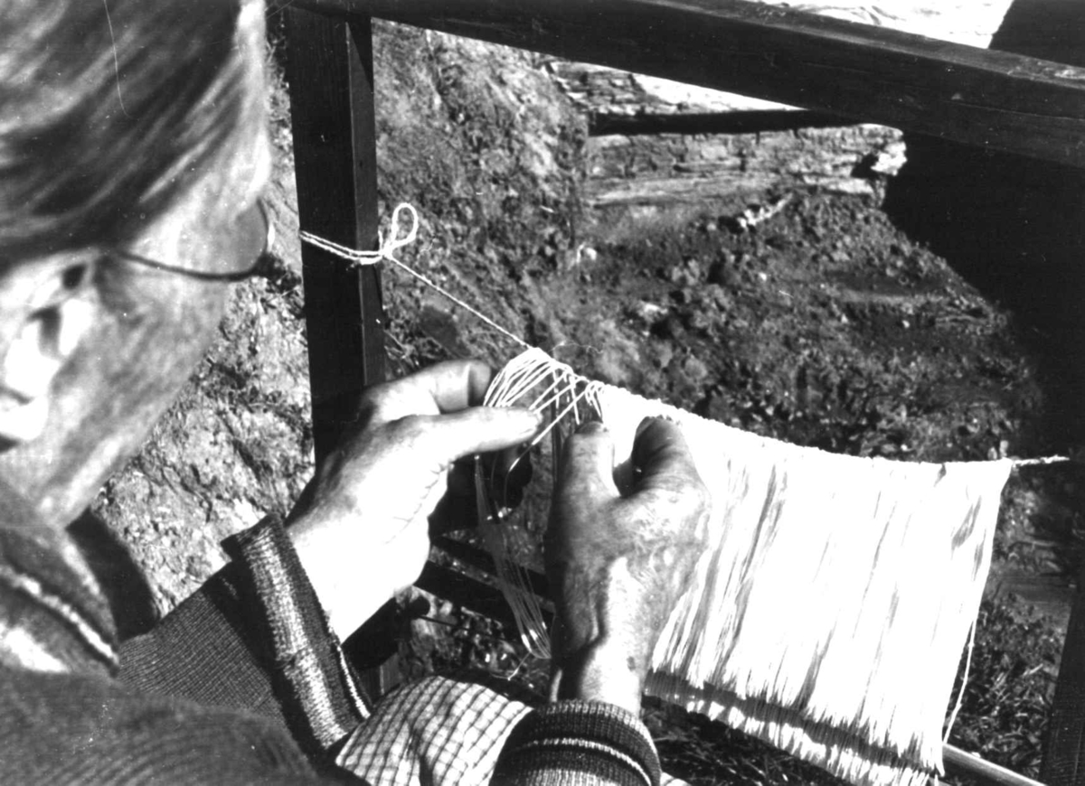 Anna Grostøl, Skjåk, Oppland 1941. Guro Breiskriden med sprangarbeid.