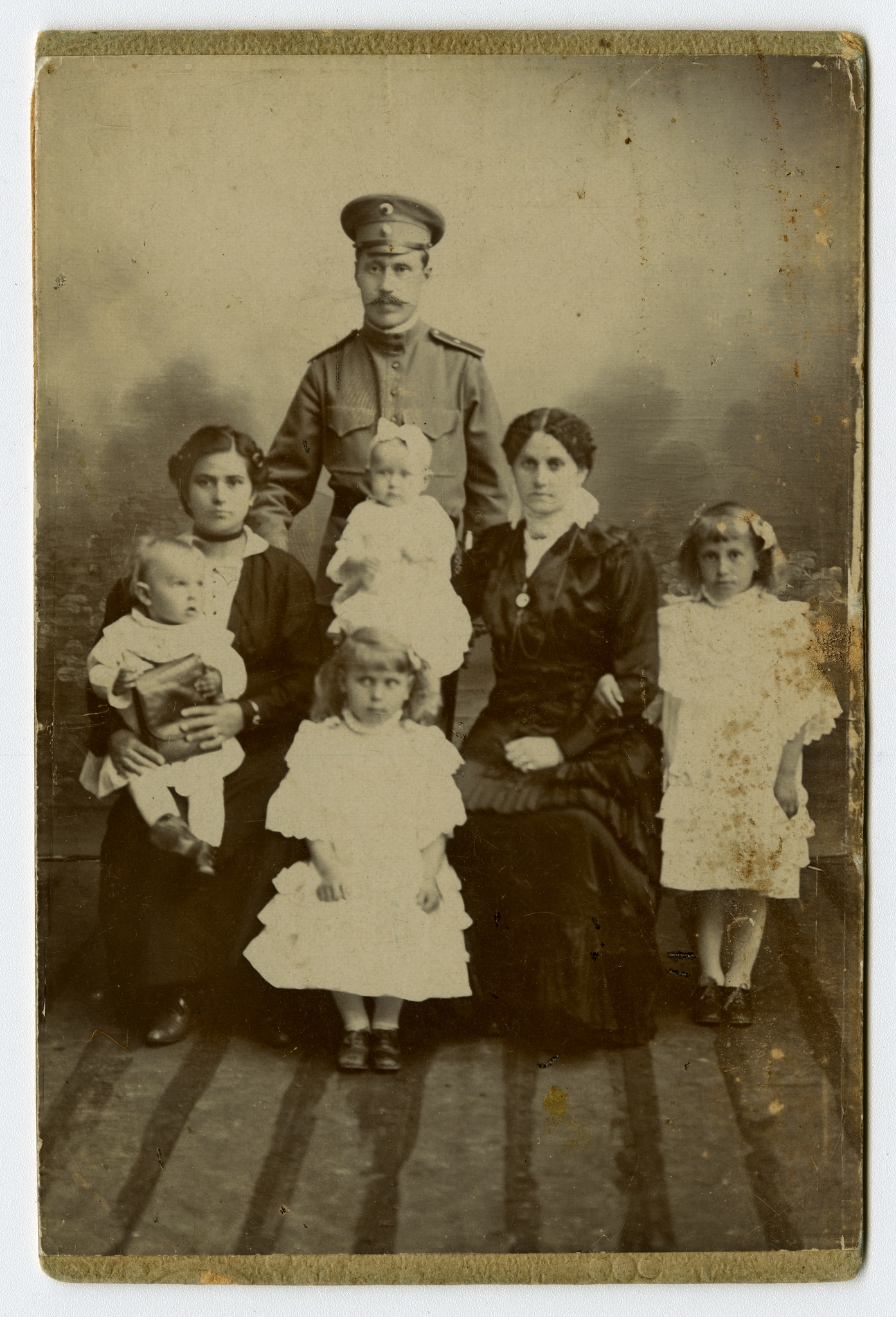 Nežinomas XIX a. II pusės fotografas, Viktoro ir Amalijos Germanų šeimos portretas