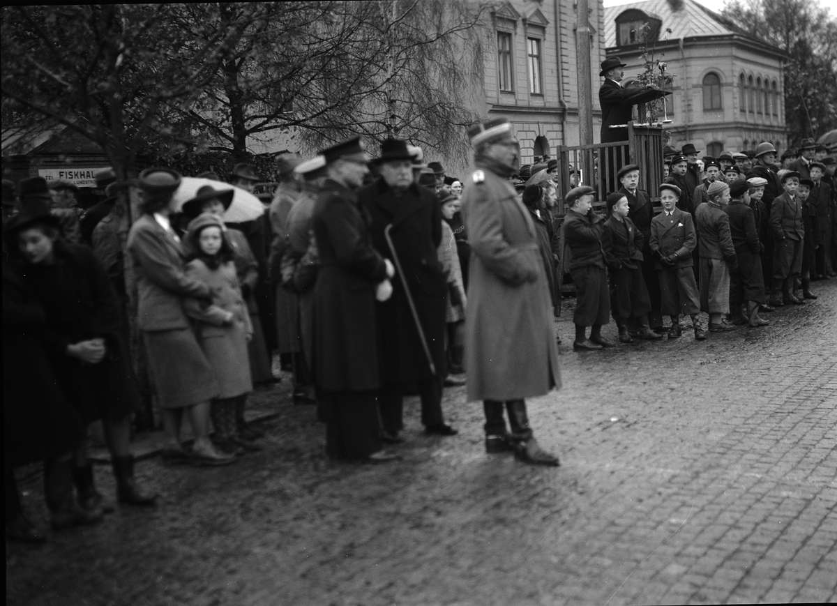 Paul Sandberg, "Överraskningsmoment satte beredskapsavdelningarna på hårda prov" - landshövding Sigfrid Linnér i talarstolen, Vaksala torg, Uppsala 1941