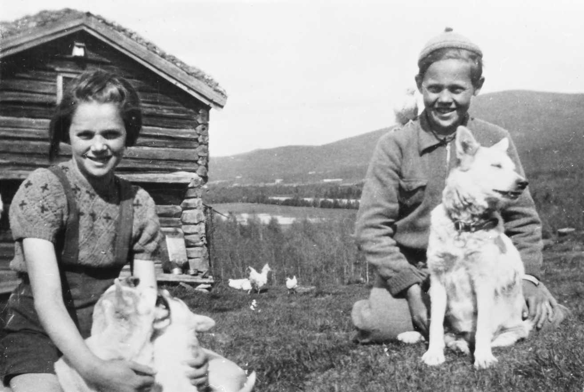 Rachel Haarseth, Barn, hunder og høner, bygning. Oddborg og Ola.