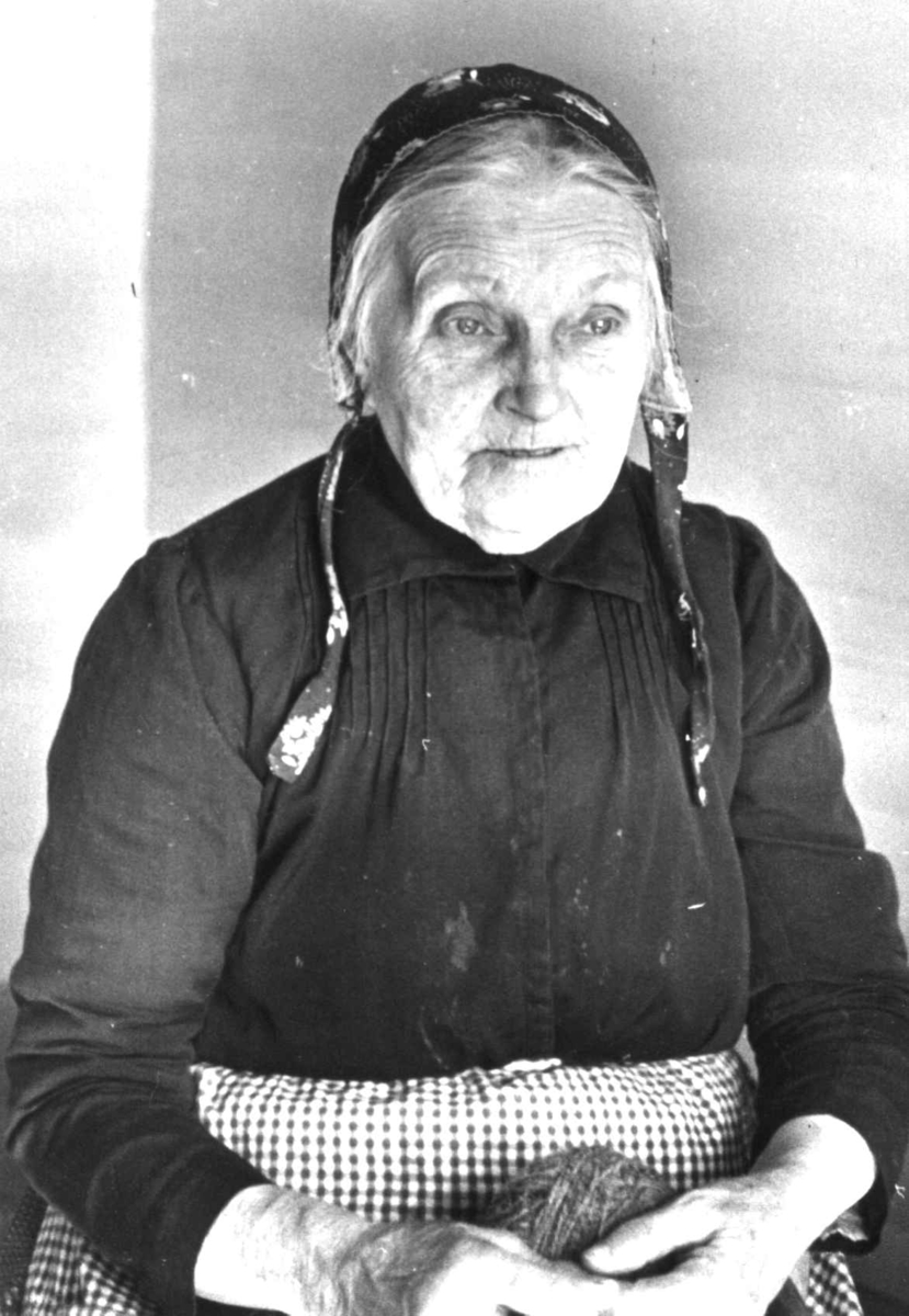 Anna Grostøl, Fru Netland med snellestolen som hennes mann Ola Netland har lagd. Vest-Agder 1939.