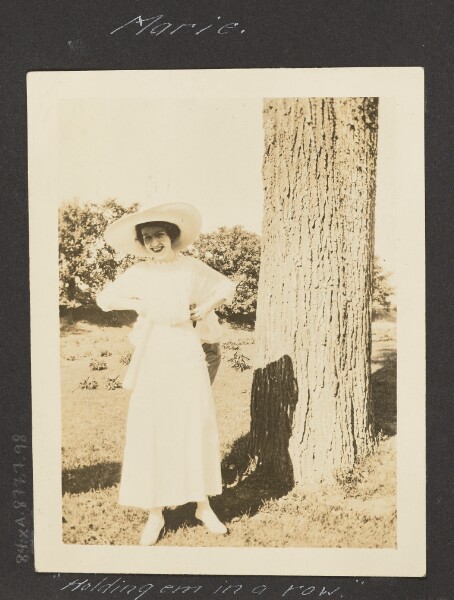 Unknown, [Marie - Holding Em in a Row]