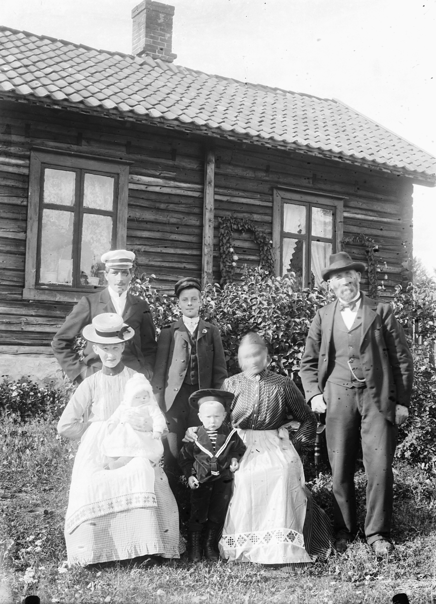 Ragnvald Andersen, Eksteriør, hus med hage. Ukjent familie.