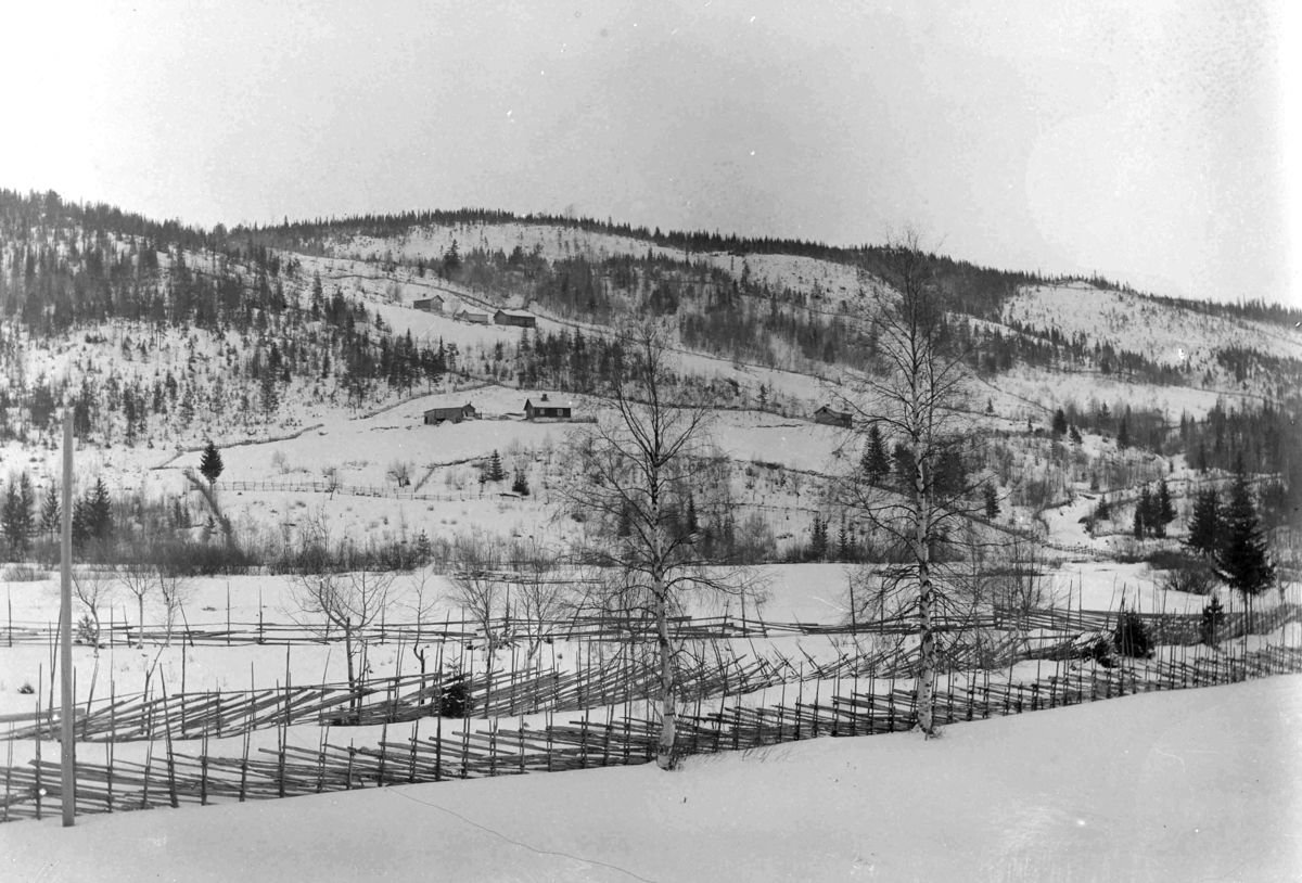 Ole Hansen Løken, UKJENT LANDSKAP, HUS, GJERDER, VINTER.