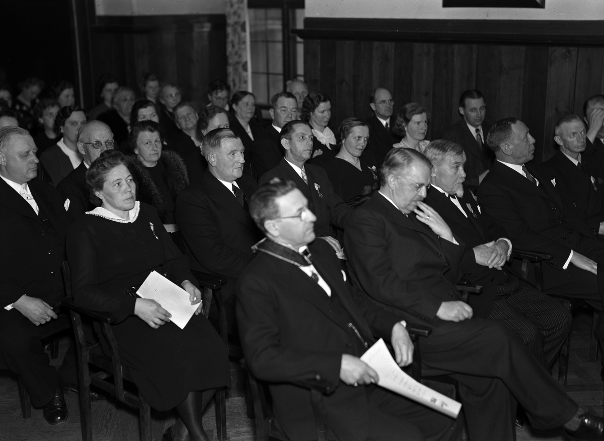 Paul Sandberg, Landshövding Hilding Kjellman tillsammans med andra åhörare, Uppsala i maj 1945