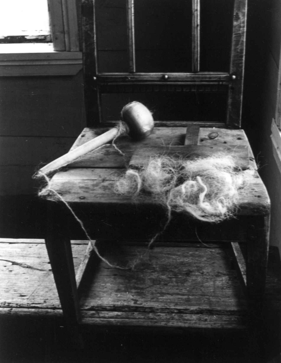 Anna Grostøl, Ragnhild Åvitsland spinner kutagl og grov ull på en liten hjemmelaget håndrokk i tre. Eiken, Hægebostad, Vest-Agder 1941.