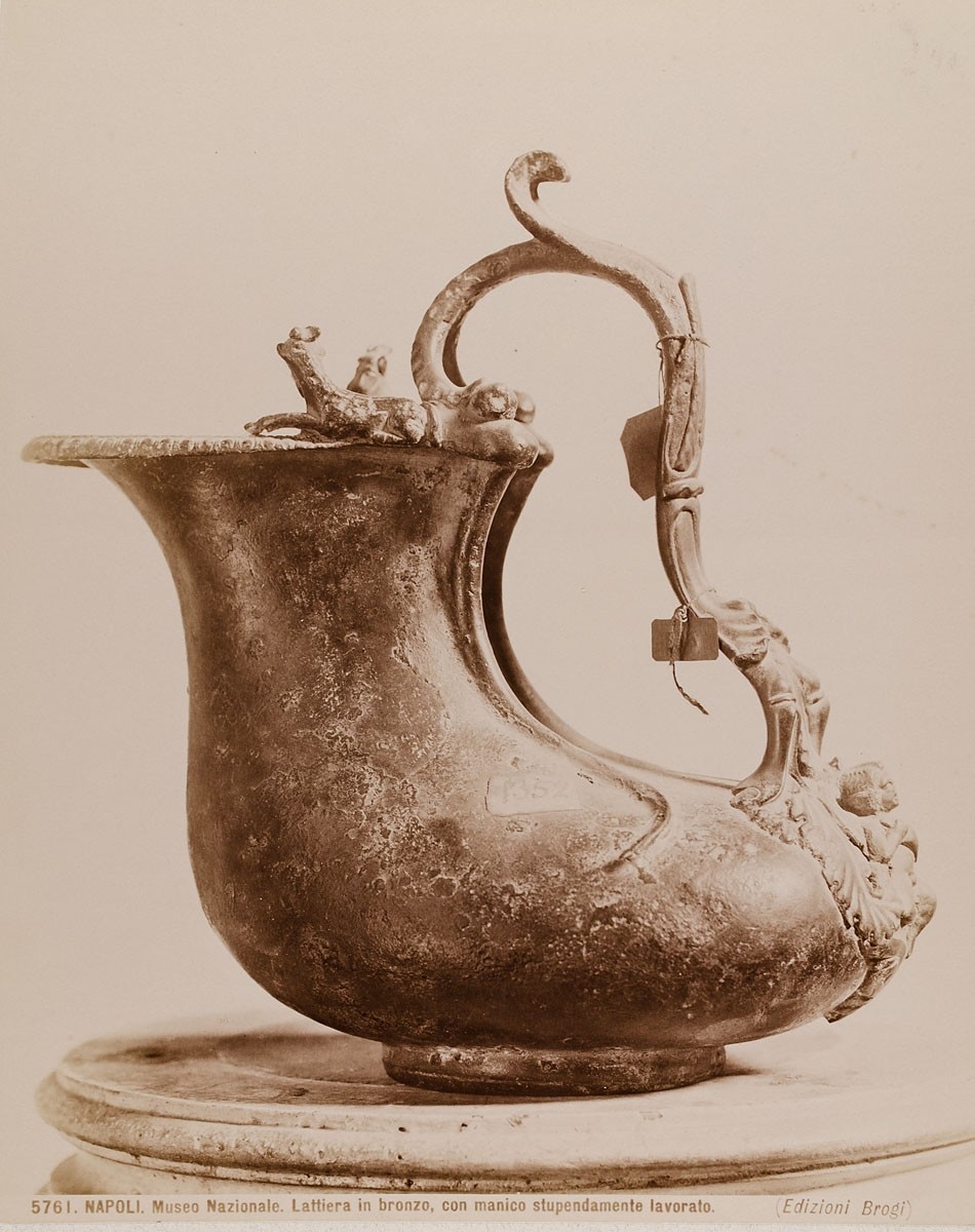 Giacomo Brogi, Napoli - Museo Nazionale. Lattiera in bronzo, con manico stupendamente lavorato