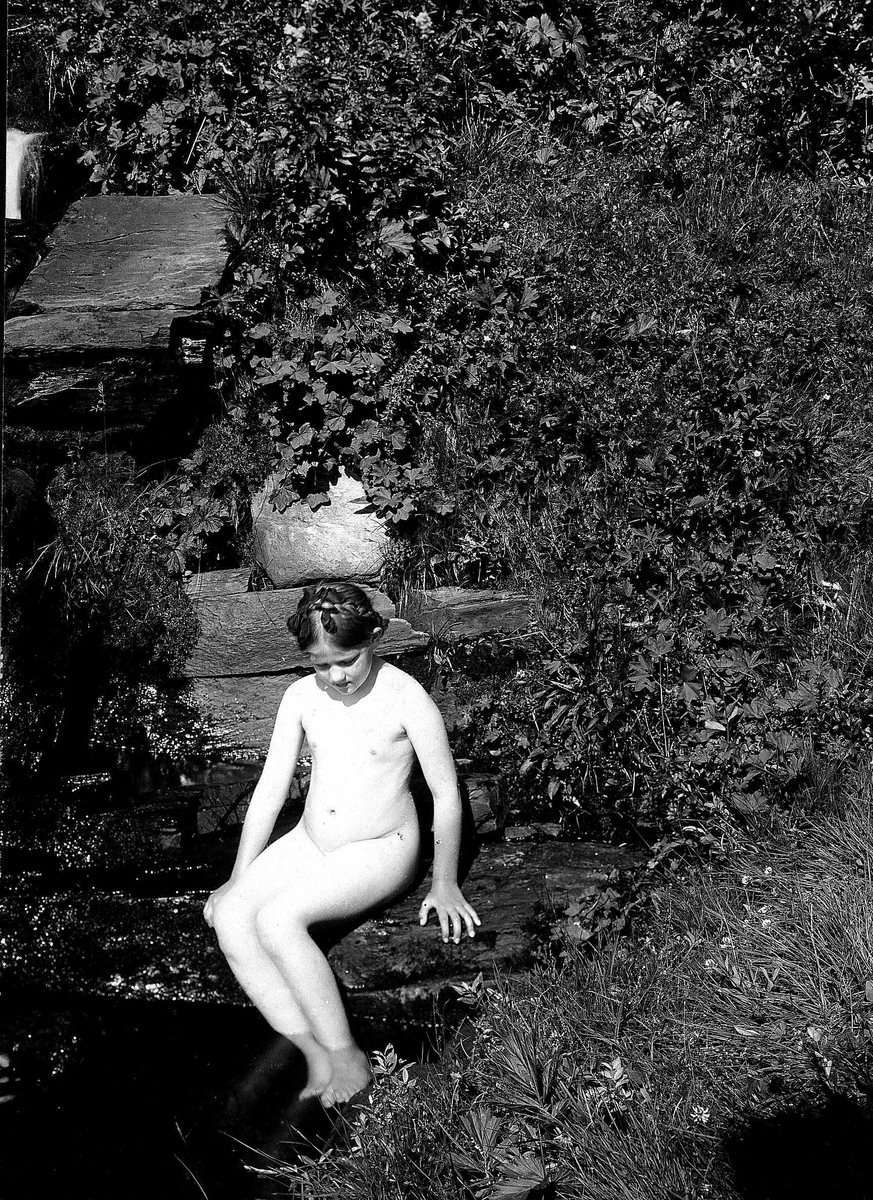 Robert Collett, Hage, naken pike med føtter i vann, ukjent sted. Serie tatt av Robert Collett (1842-1913), amatørfotograf og professor i zoologi.