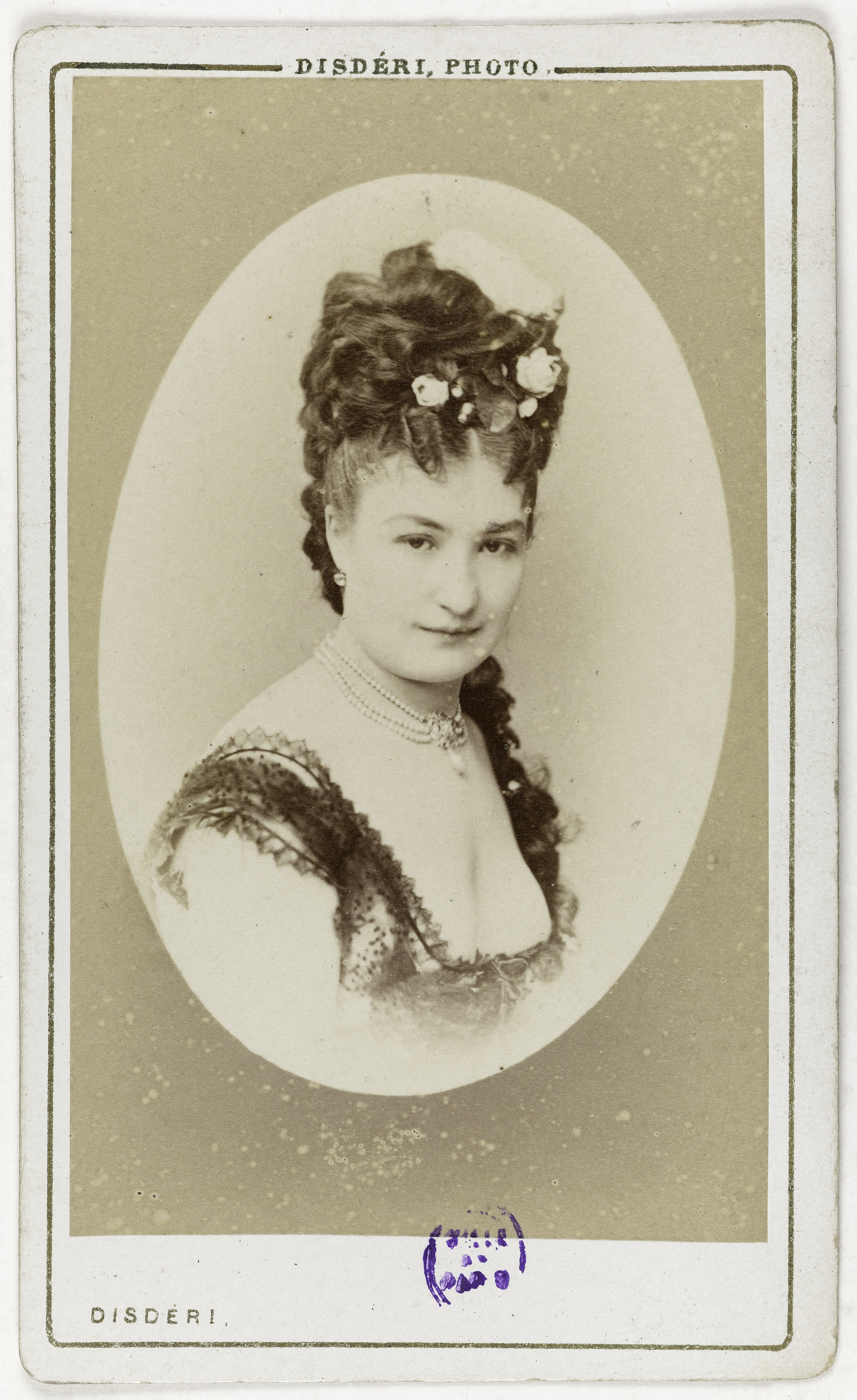 André-Adolphe-Eugène Disdéri, Portrait de Morliani, actrice au Théâtre Athénée vers 1867, au théâtre du Vaudeville et au Théâtre des Variétés.